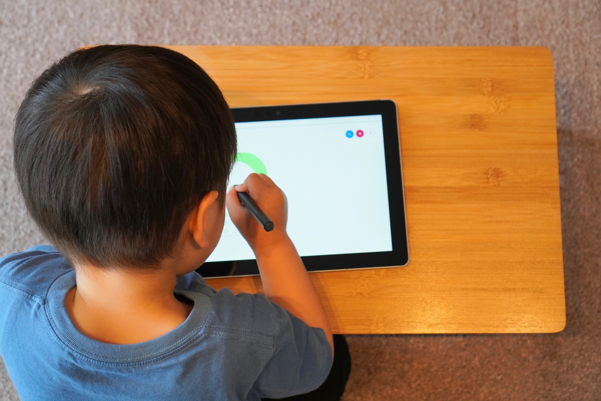 タブレットで学習する男の子